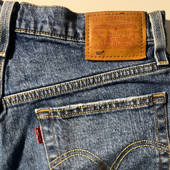 Levi's Women's 501 Originals High Rise Mid Length Jeans Shorts - Picture 3 of 5